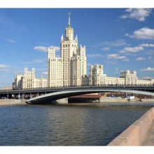 Высотка у реки