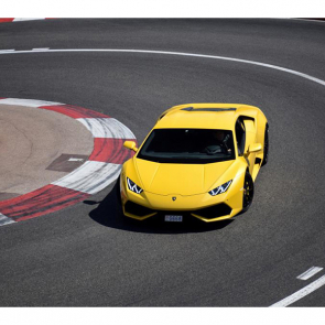 Желтый Lamborghini 